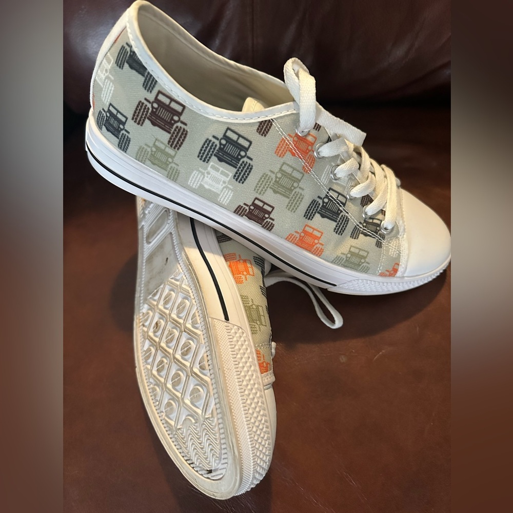Keep themed tennis shoes size 9